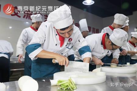 厨师学校年龄要求,学厨师的年龄是多少 18岁合适吗？